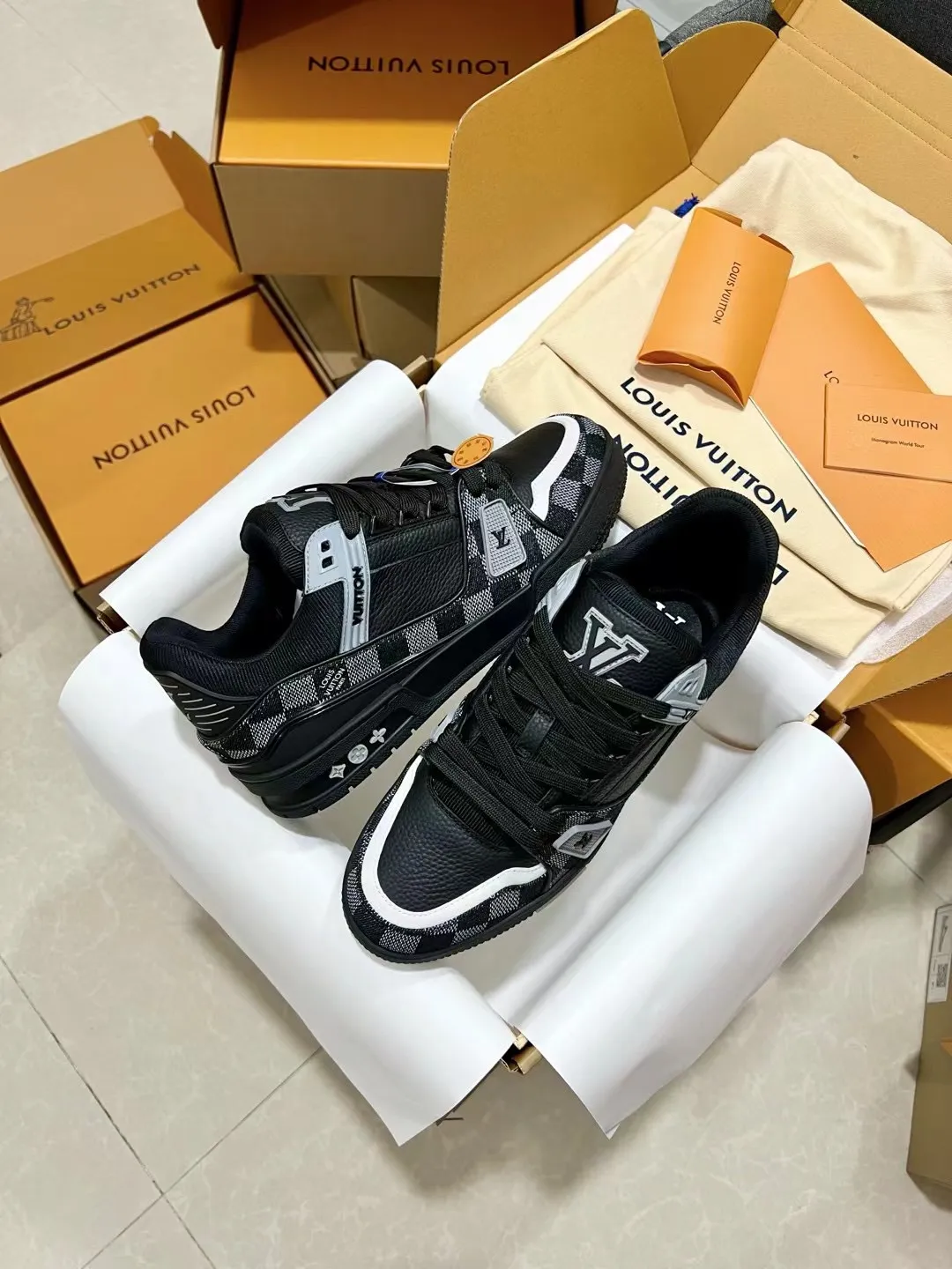 🚗Factory price: 840💰Male size# Dongguan top purchasing version LV trainer "Couple limited series casual sports basketball shoes, good-looking, handsome on the feet, every color is huge and beautiful! A must-have item for fashionistas🛍 Original custom-made embossed grained calfskin (non-market microfiber leather, everyone needs to distinguish!) Symmetrical old pattern washed denim; all accessories and accessories are customized according to the original 1:1 Even the color matching of the shoelaces is 1:1 customized. Many small designs must be original to be seen. The quality lies in the details! The original consistent chip tag can be purchased directly from the LV official website😏 Please look for our quality‼ ️Please pay attention to the market currency materials! Outdoor driver’s driving shoes🚗